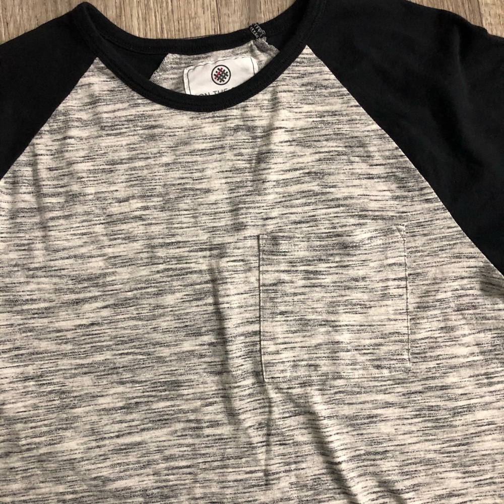 ON THE BYAS MENS small baseball pocket tee